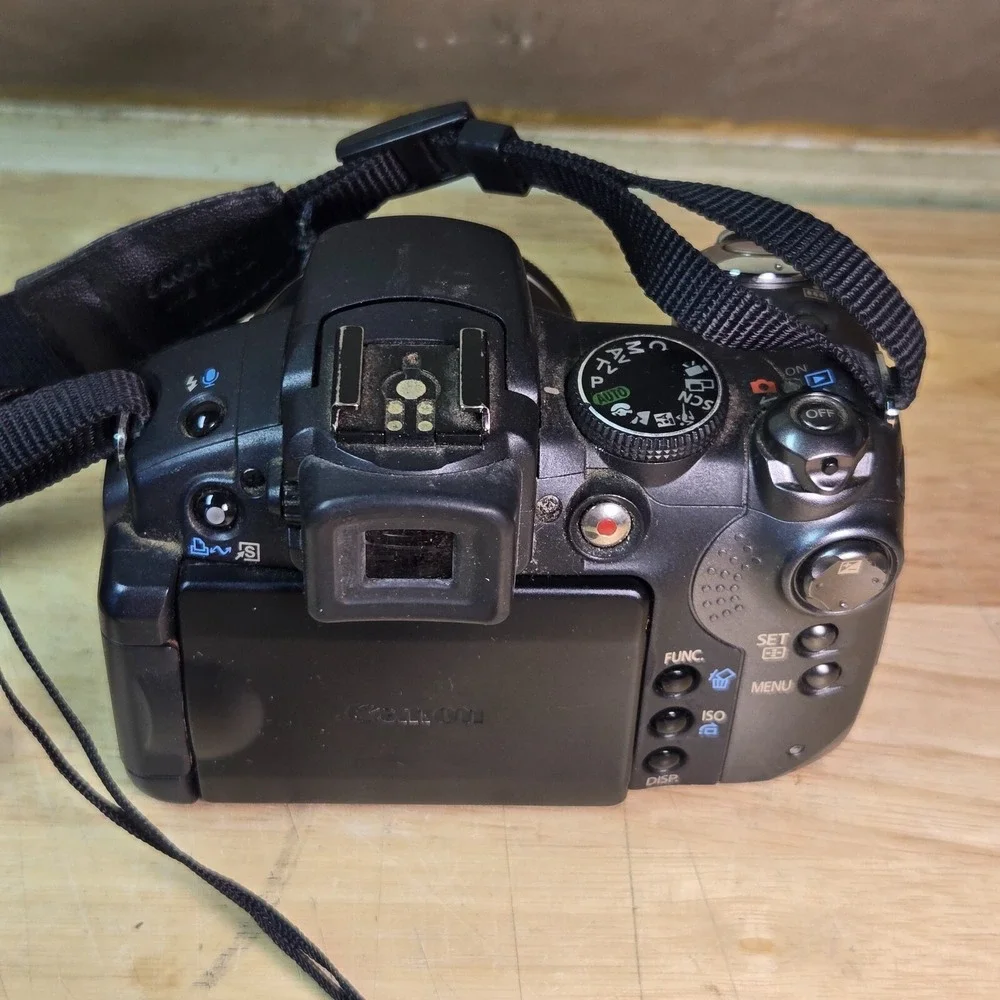 CANON POWERSHOT S5 IS BLACK 12X OPTICAL ZOOM DIGITAL CAMERA FOR PARTS Powers on
